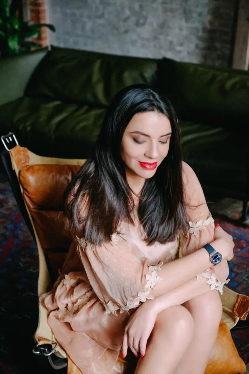Elya escort in Paris