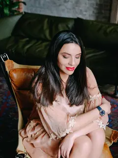 Elya escort in Paris