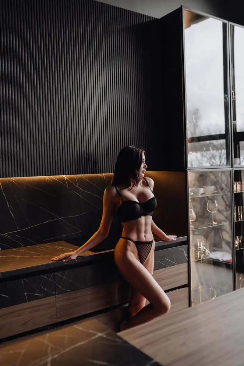 Amina escort in Paris