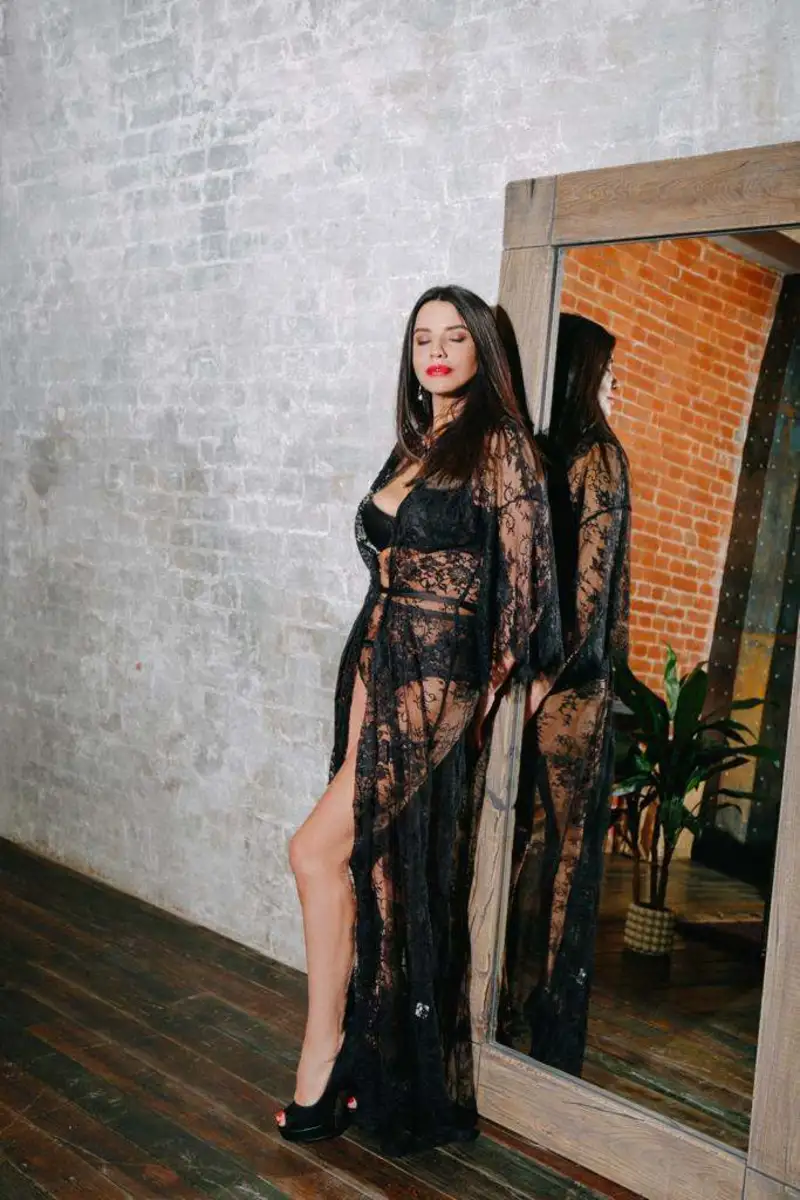 Elya escort in Paris