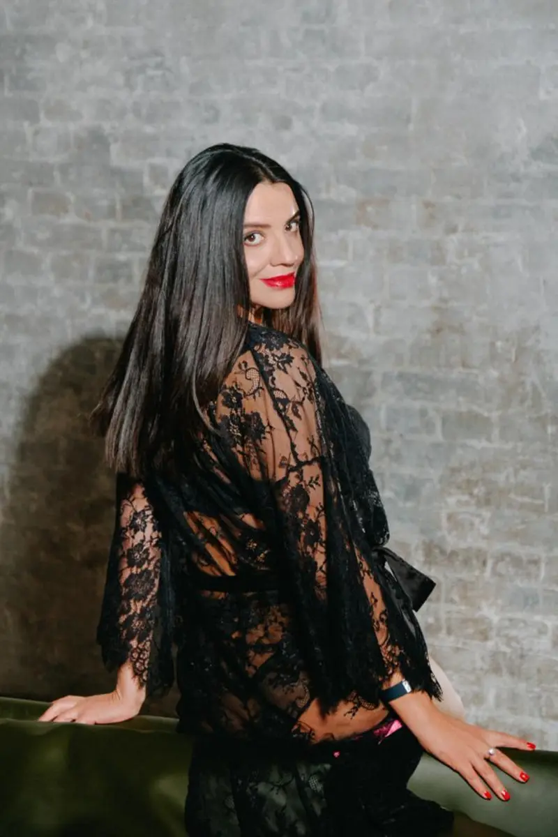 Elya escort in Paris